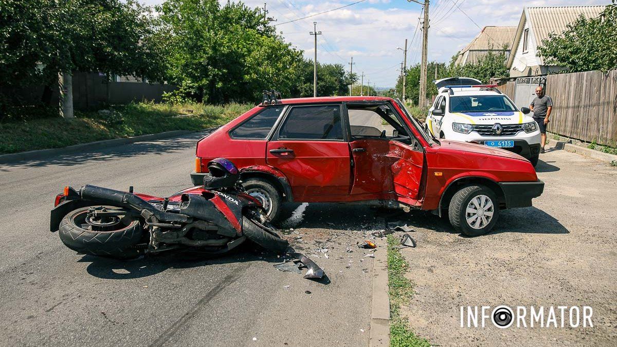 В Днепре на Андрея Сахарова столкнулись ВАЗ и мотоциклист: есть пострадавшие