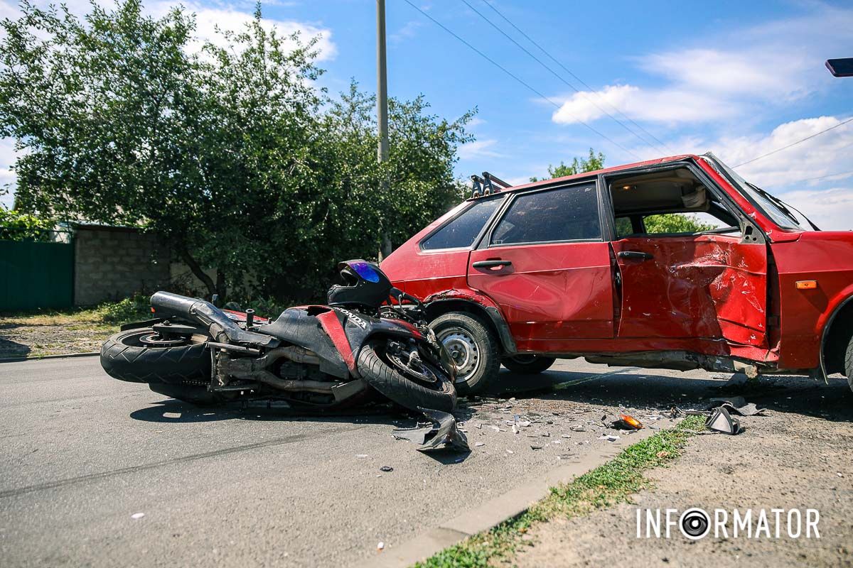 ДТП сталася близько 11:25 У Дніпрі на Андрія Сахарова зіткнулися ВАЗ та мотоцикліст: є постраждалі 4