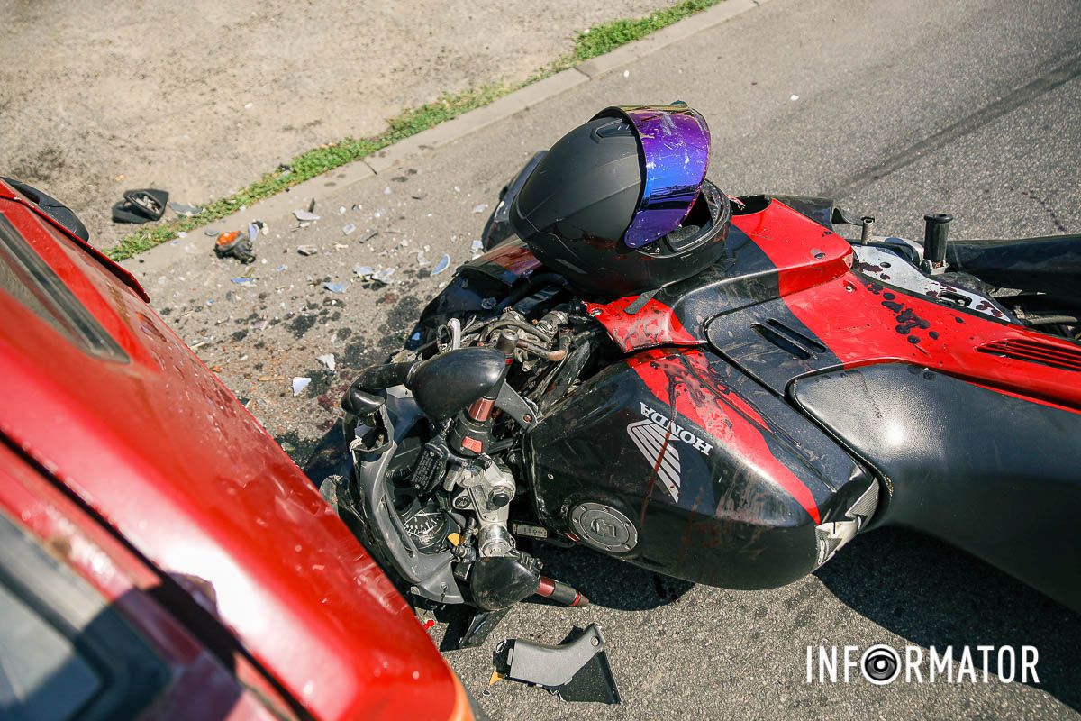 Дорогу не поділили ВАЗ та мотоцикліст на Honda У Дніпрі на Андрія Сахарова зіткнулися ВАЗ та мотоцикліст: є постраждалі 3