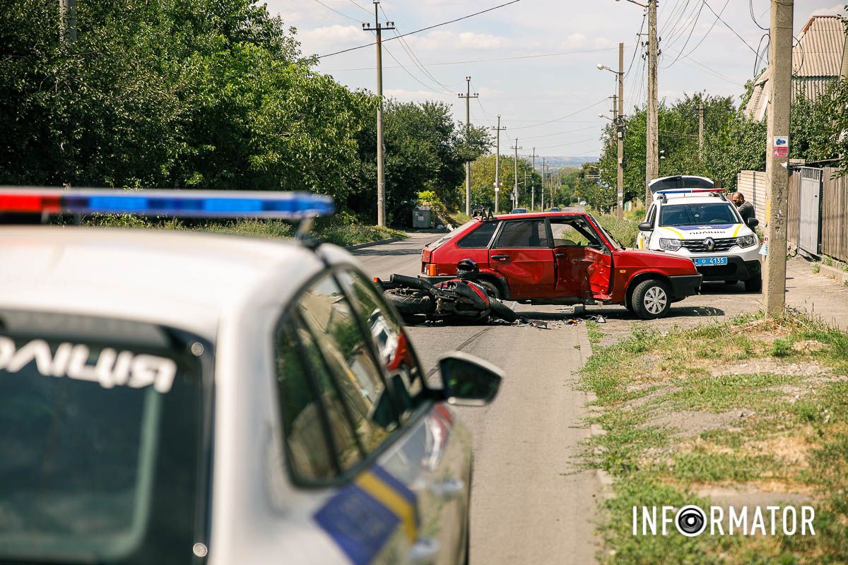 Поблизу перехрестя з вулицею Коростенською (колишня Чебоксарська)  У Дніпрі на Андрія Сахарова зіткнулися ВАЗ та мотоцикліст: є постраждалі 2