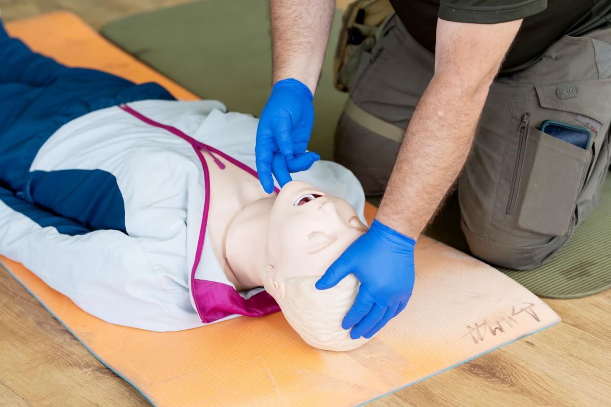 Після вибуху від російської ракети чи «Шахеда» слід насамперед перевірити свій стан Допомогти собі й почати шукати тих, хто постраждав: у Дніпрі пройшов тренінг з домедичної допомоги 3