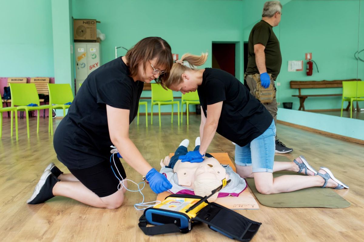 Інструктори розказали, що робити при зупинці серця, кровотечах, закритих та відкритих переломах Допомогти собі й почати шукати тих, хто постраждав: у Дніпрі пройшов тренінг з домедичної допомоги 7