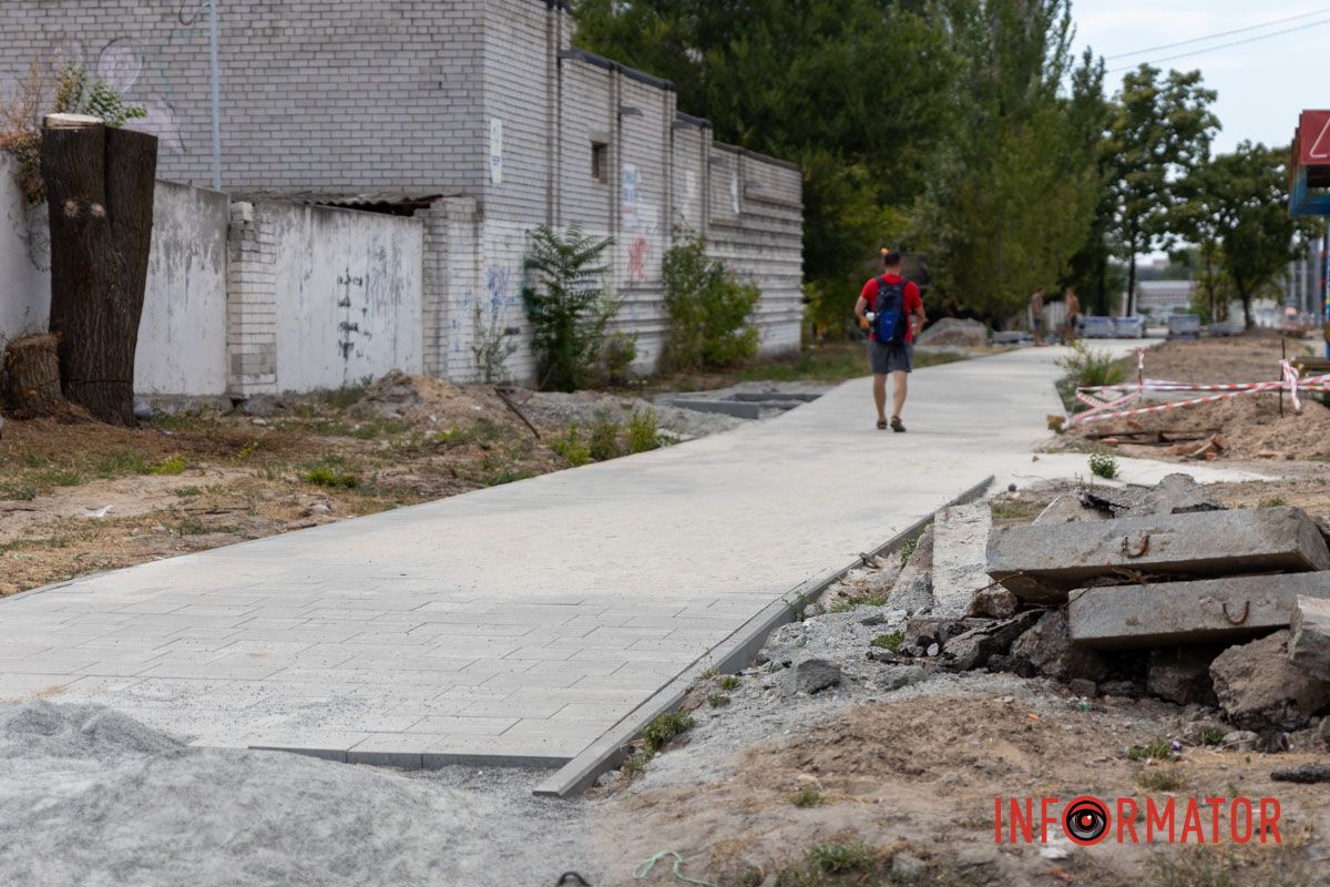 Там уже положили несколько лоскутов тротуаров и велодорожки