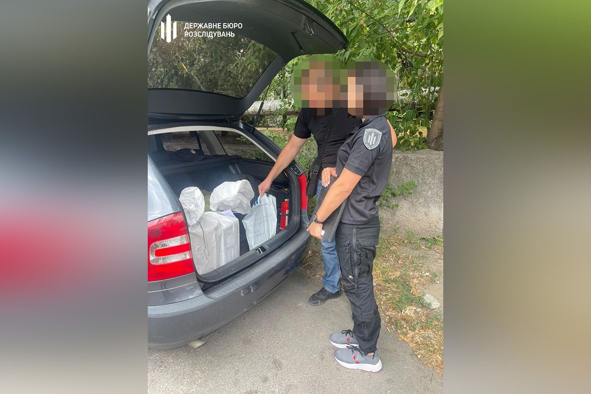 Полицейские провели более 30 обысков в Днепропетровской и Запорожской областях Полицейские провели более 30 обысков в Днепропетровской и Запорожской областях