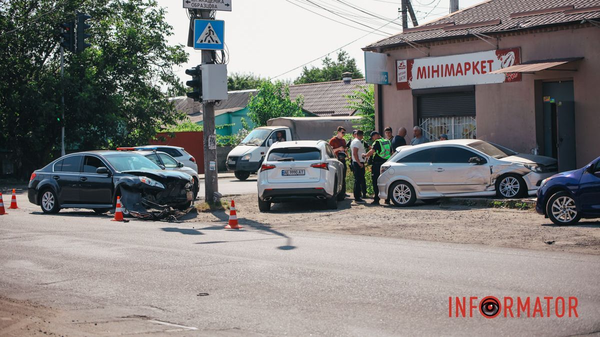 У Дніпрі на Старочумацькій Opel після зіткнення з Subaru в'їхав у магазин, є постраждалий