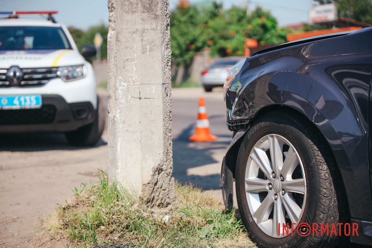 В Днепре на Старочумацкой Opel после столкновения с Subaru въехал в магазин, есть пострадавший 7