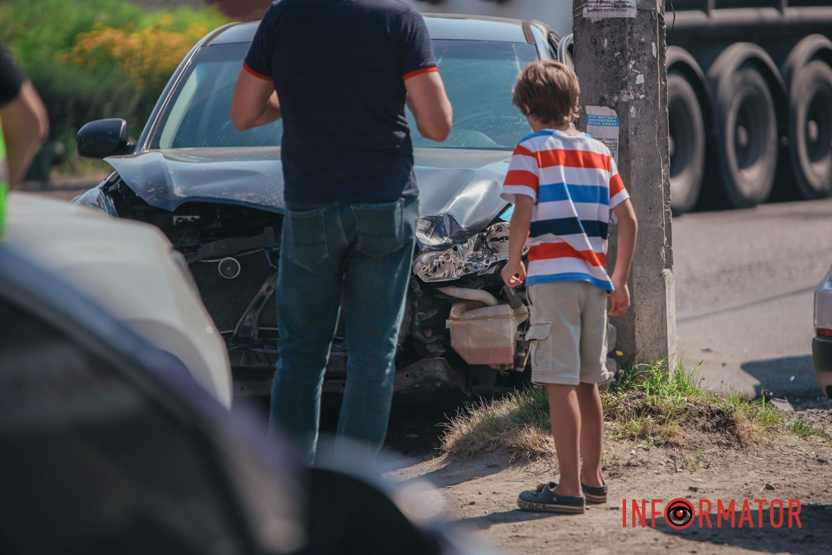 Очевидцы собрались вокруг места аварии