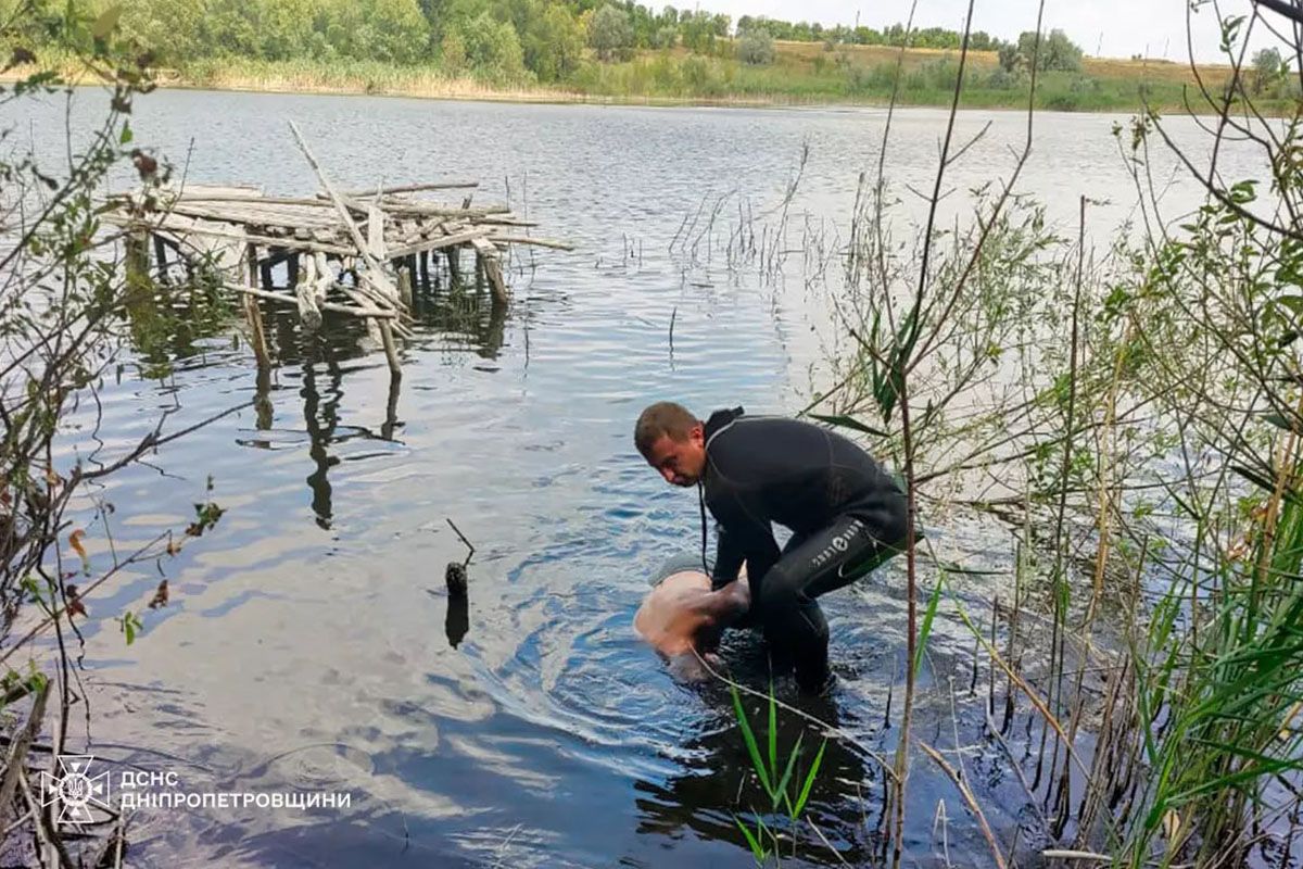 Чоловік пірнув у воду і зник Чоловік пірнув у воду і зник