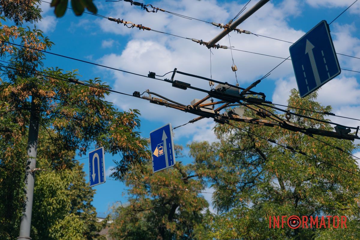 И установили знаки над дорогой