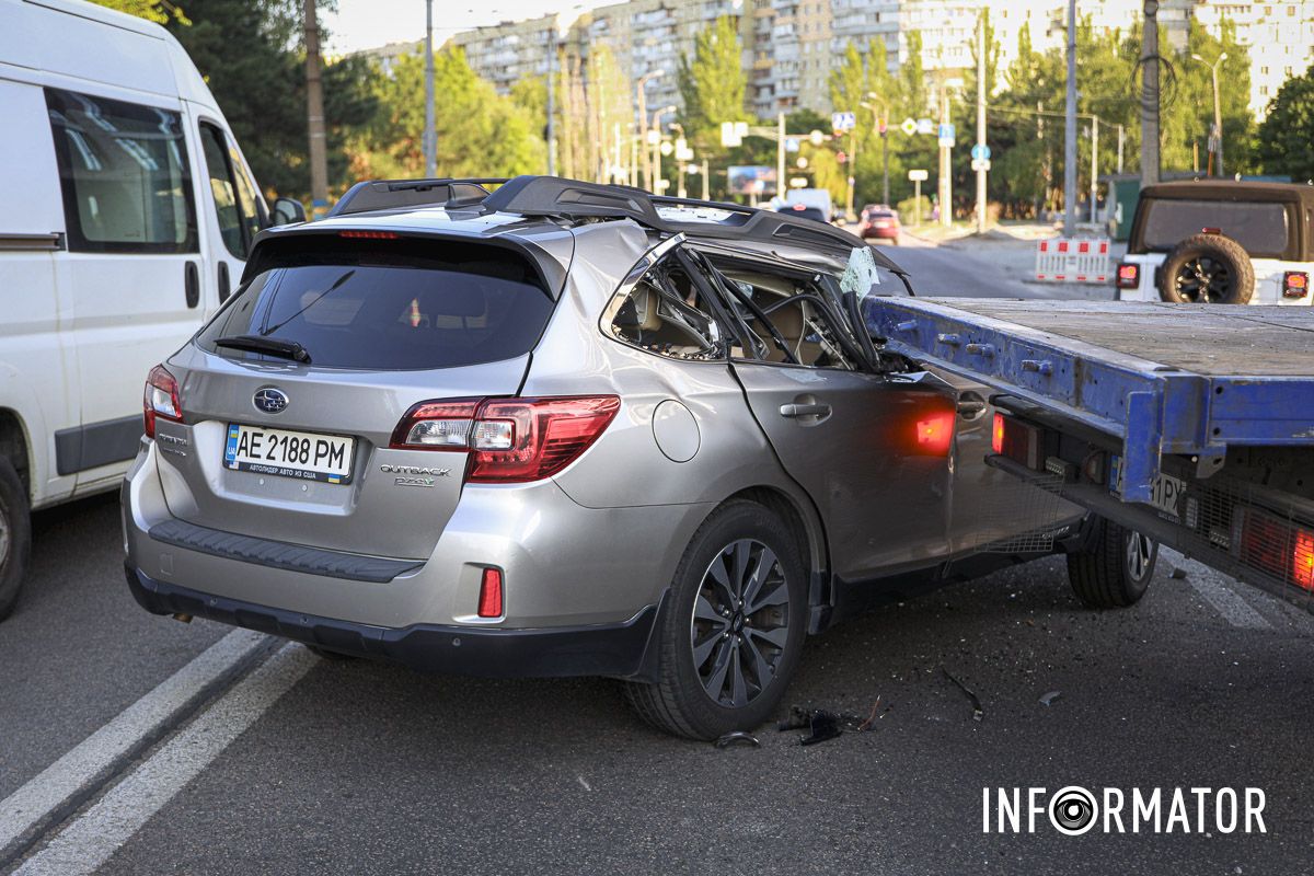 Приціп фактично продірявив легковик