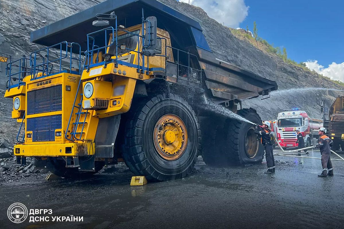 Вони боролися з вогнем дві години