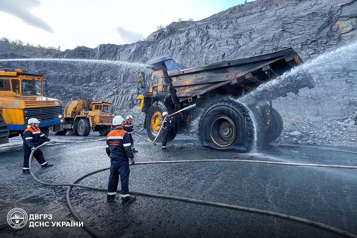 В одному з кар'єрів Дніпропетровської області загорівся великогабаритний вантажний транспорт