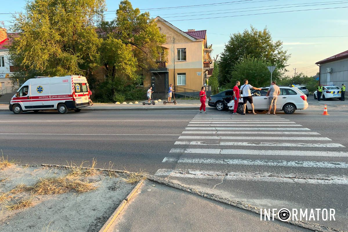 Обошлось без пострадавших, хотя на место столкновения приезжала "скорая" Обошлось без пострадавших, хотя на место столкновения приезжала "скорая"