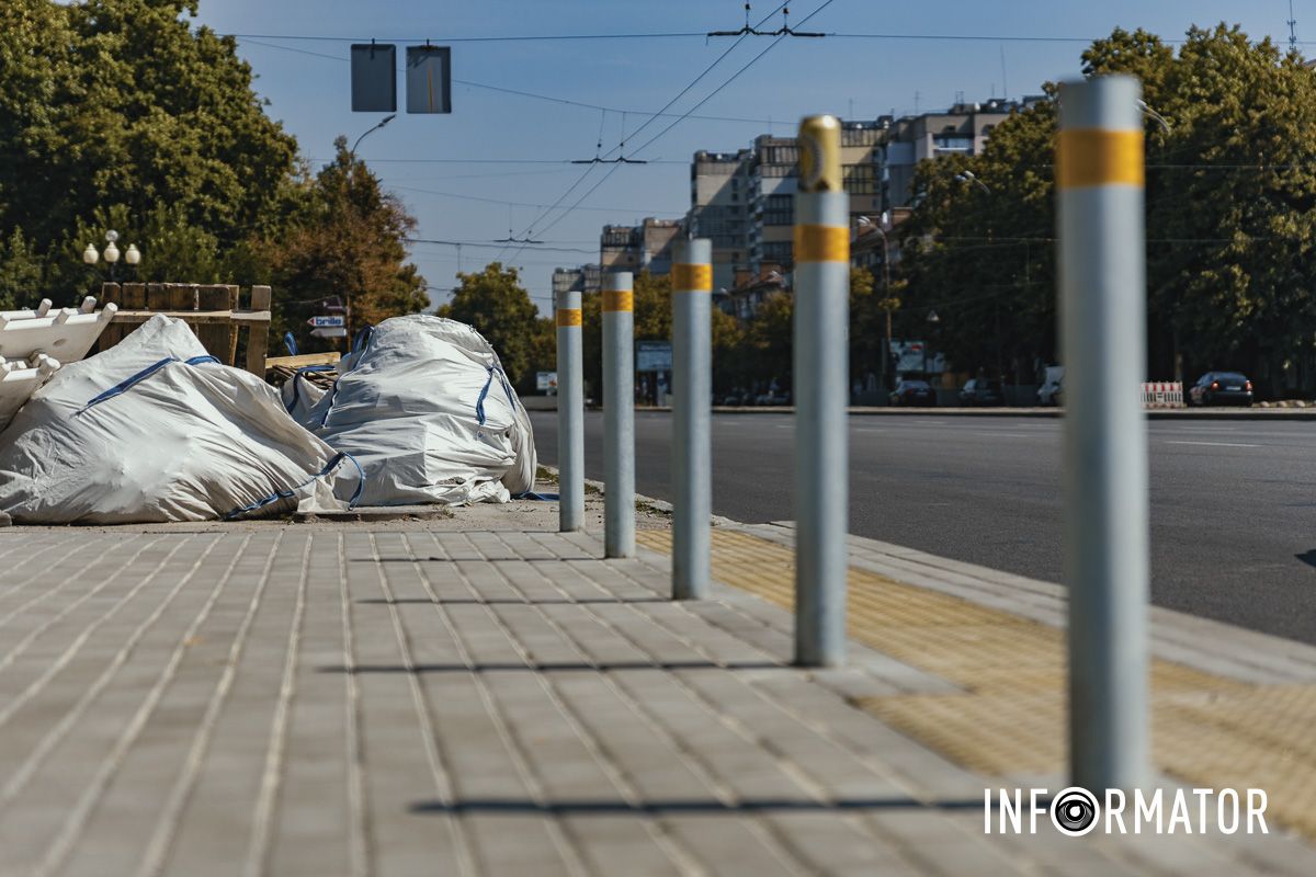 Вже встановлені захисні стовпчики