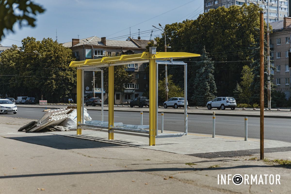 Зупинка знаходиться поблицу палацу культури "Машинобудівників"