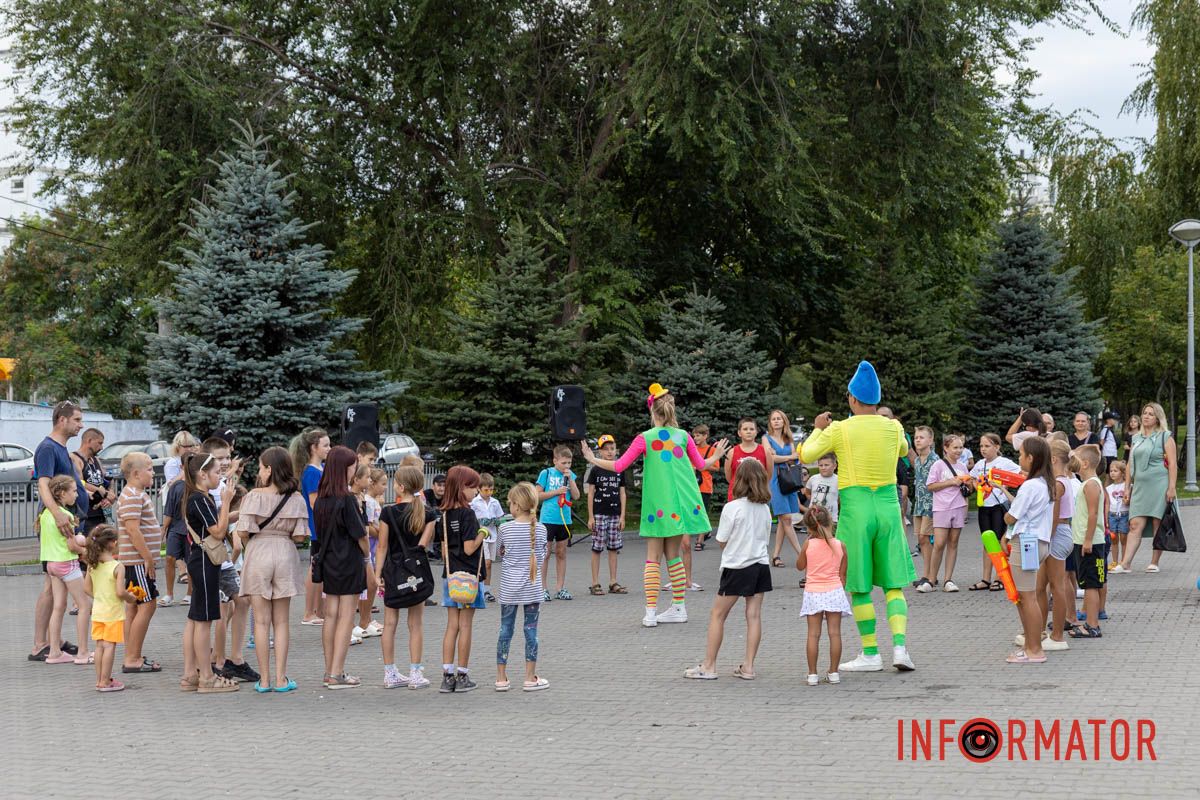 Аніматори розважають дітей конкурсами та іграми Аніматори розважають дітей конкурсами та іграми