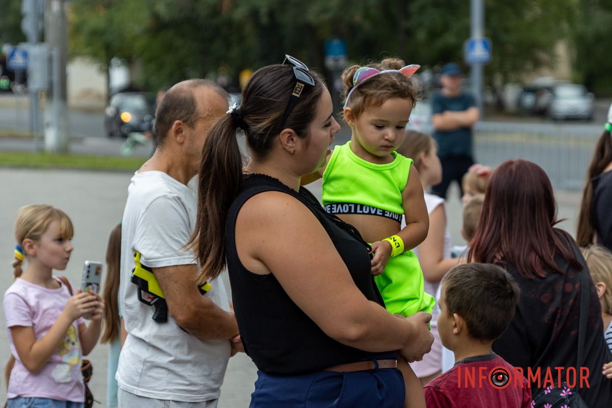 Батьки активно підтримували малечу та знімали все на телефони Батьки активно підтримували малечу та знімали все на телефони
