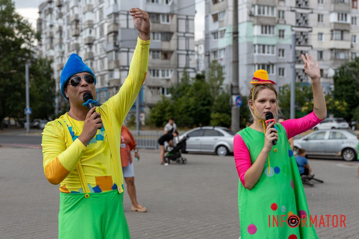 На ньому працювали аніматори, які розважали дітей конкурсами та іграми На ньому працювали аніматори, які розважали дітей конкурсами та іграми