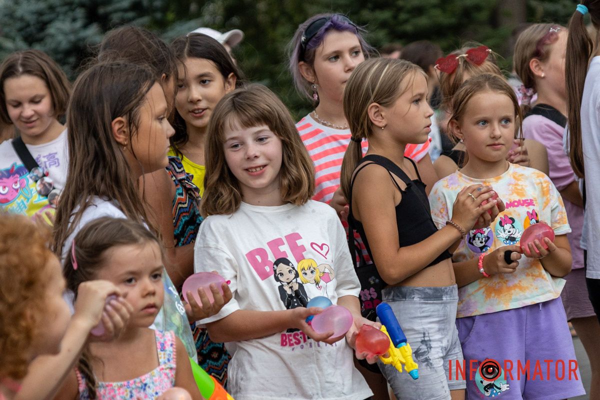В руках вони тримали водні пістолети В руках вони тримали водні пістолети