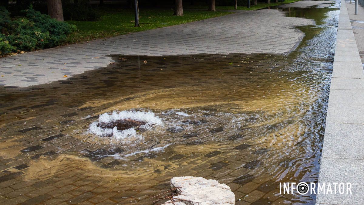 У Дніпрі у Сквері Героїв із-під люка «бʼє» вода