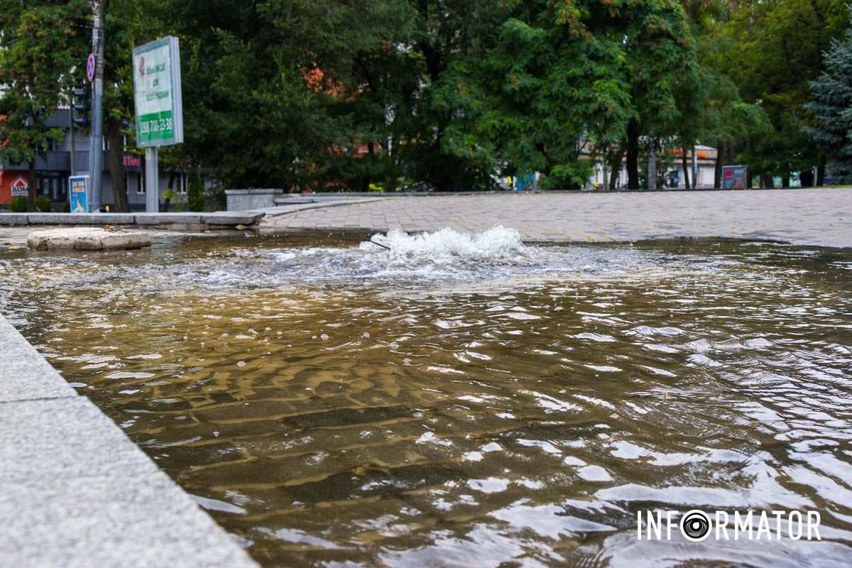 У Дніпрі у Сквері Героїв із-під люка «бʼє» вода 13