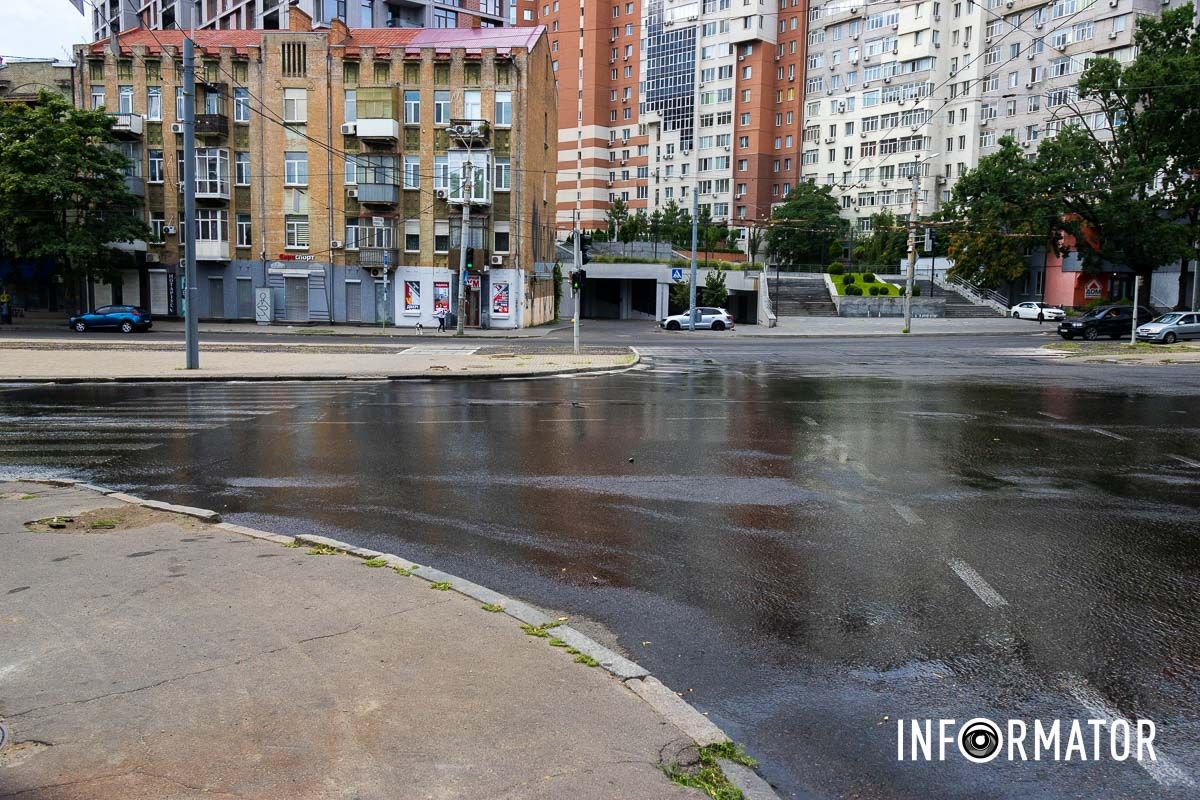 У Дніпрі у Сквері Героїв із-під люка «бʼє» вода 10