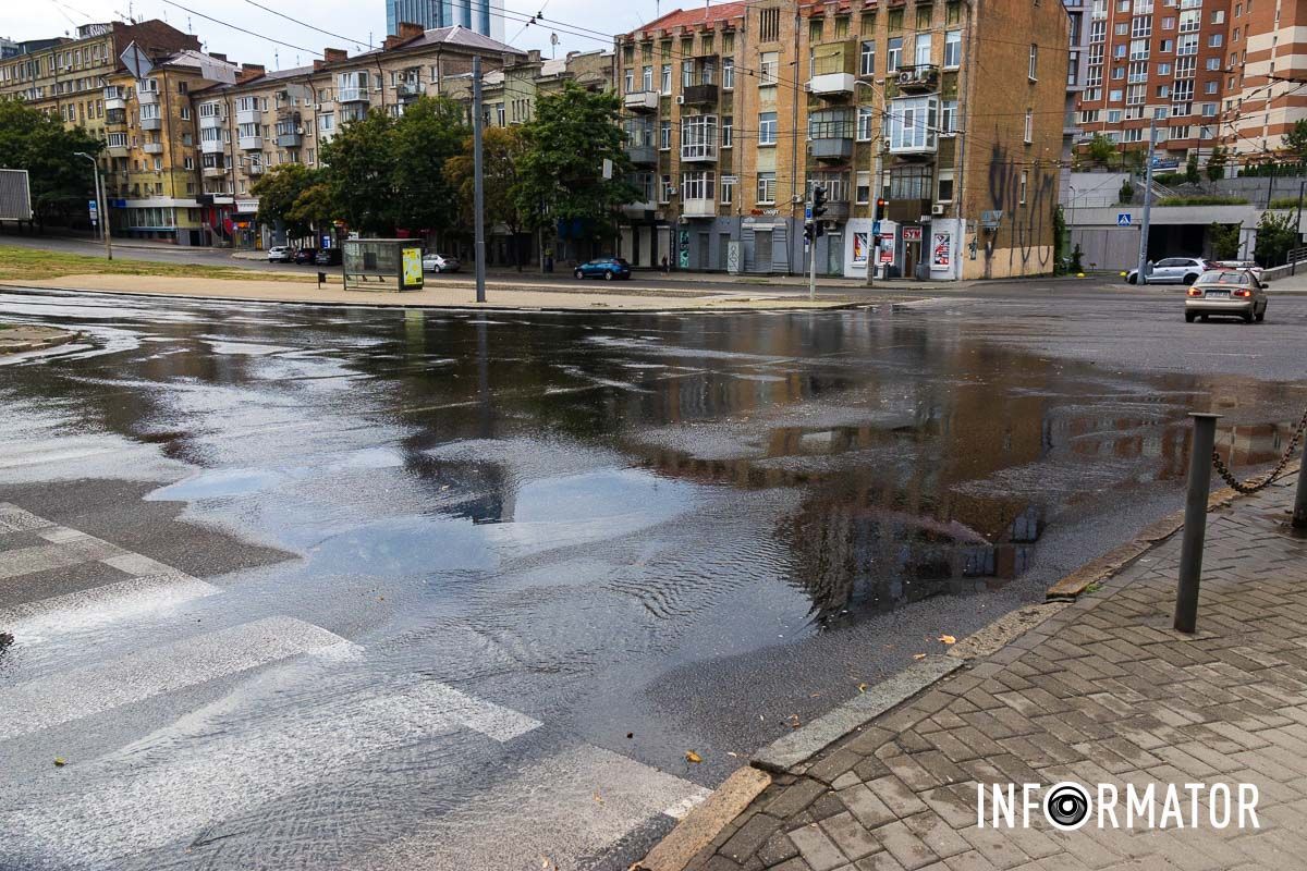 У Дніпрі у Сквері Героїв із-під люка «бʼє» вода 8