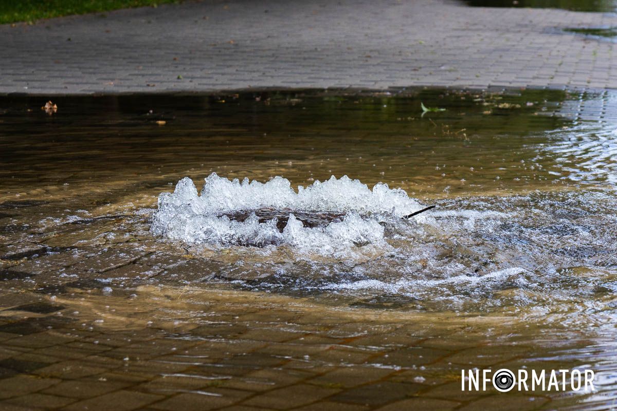 У Дніпрі у Сквері Героїв із-під люка «бʼє» вода 9