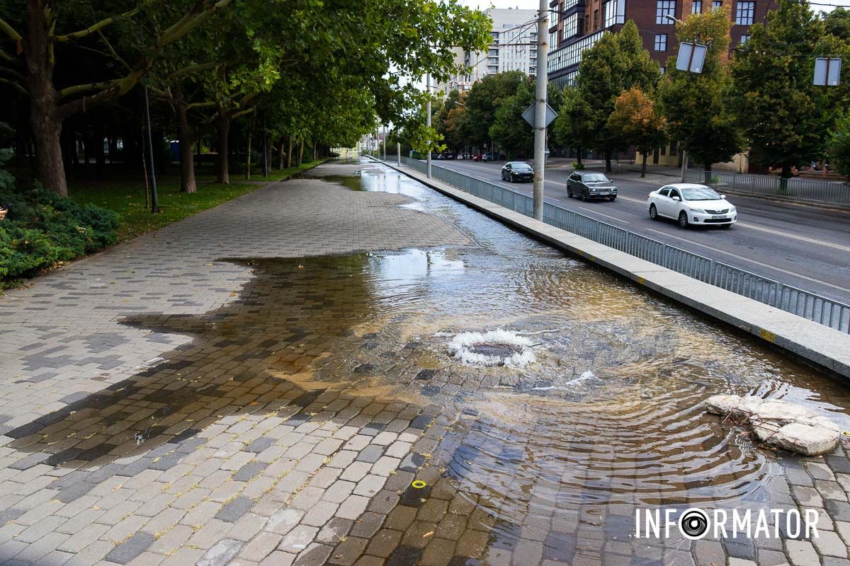 У Дніпрі у Сквері Героїв із-під люка «бʼє» вода 3