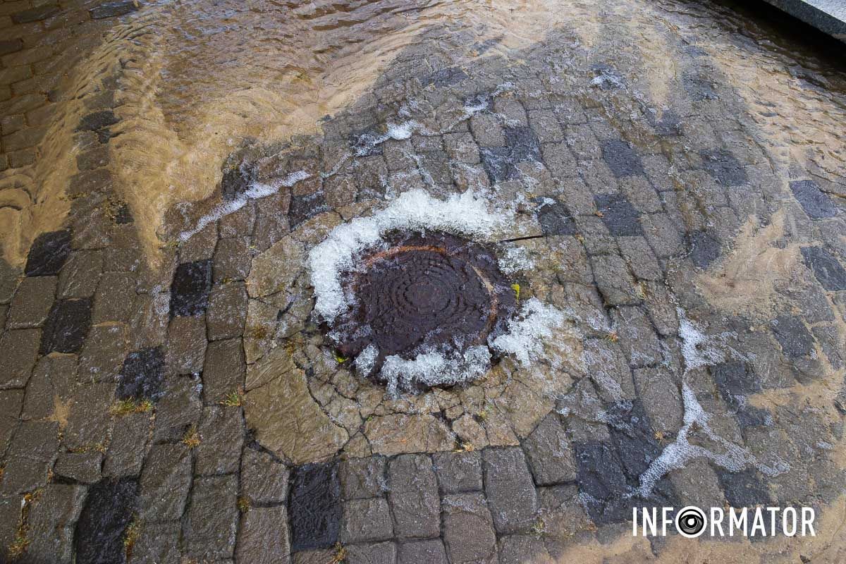 У Дніпрі у Сквері Героїв із-під люка «бʼє» вода 15