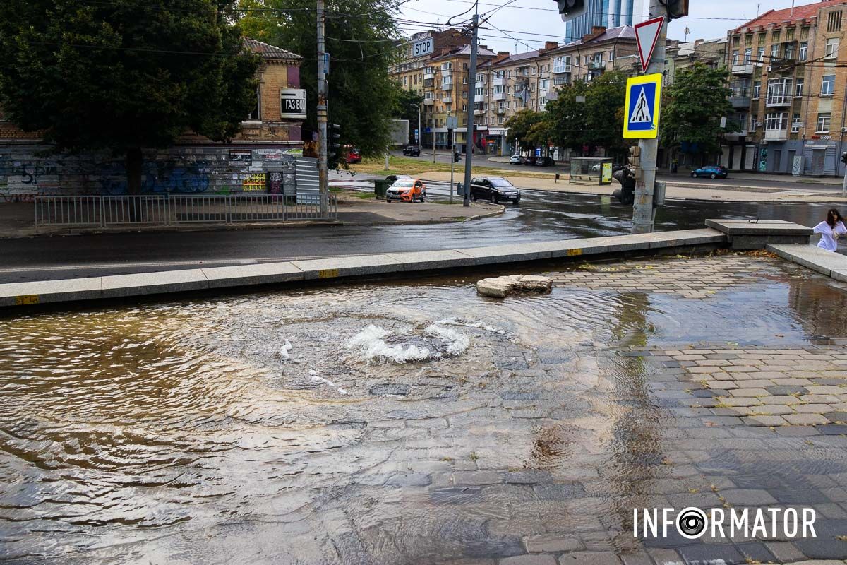 У Дніпрі у Сквері Героїв із-під люка «бʼє» вода 7