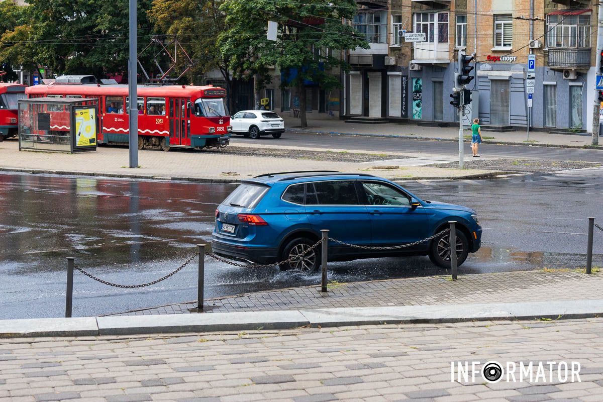 У Дніпрі у Сквері Героїв із-під люка «бʼє» вода 4