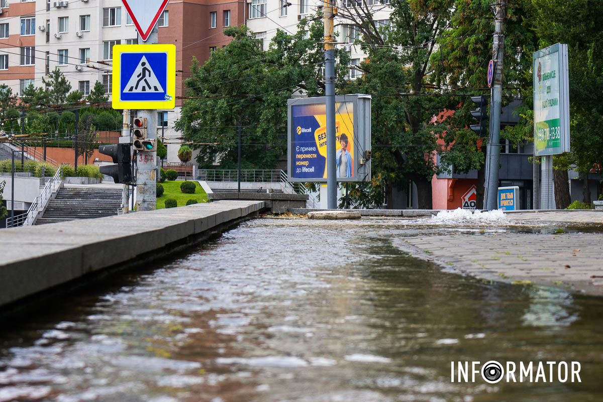 У Дніпрі у Сквері Героїв із-під люка «бʼє» вода 11