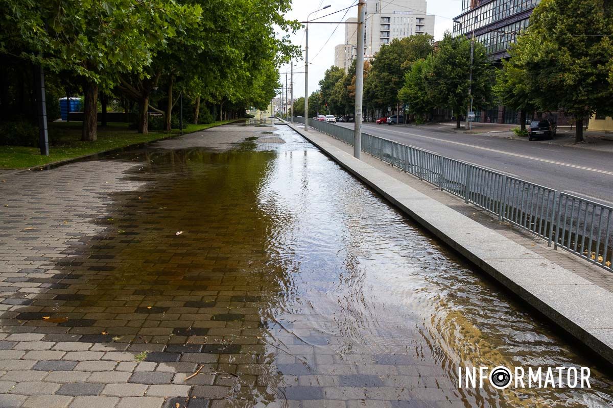 У Дніпрі у Сквері Героїв із-під люка «бʼє» вода 6