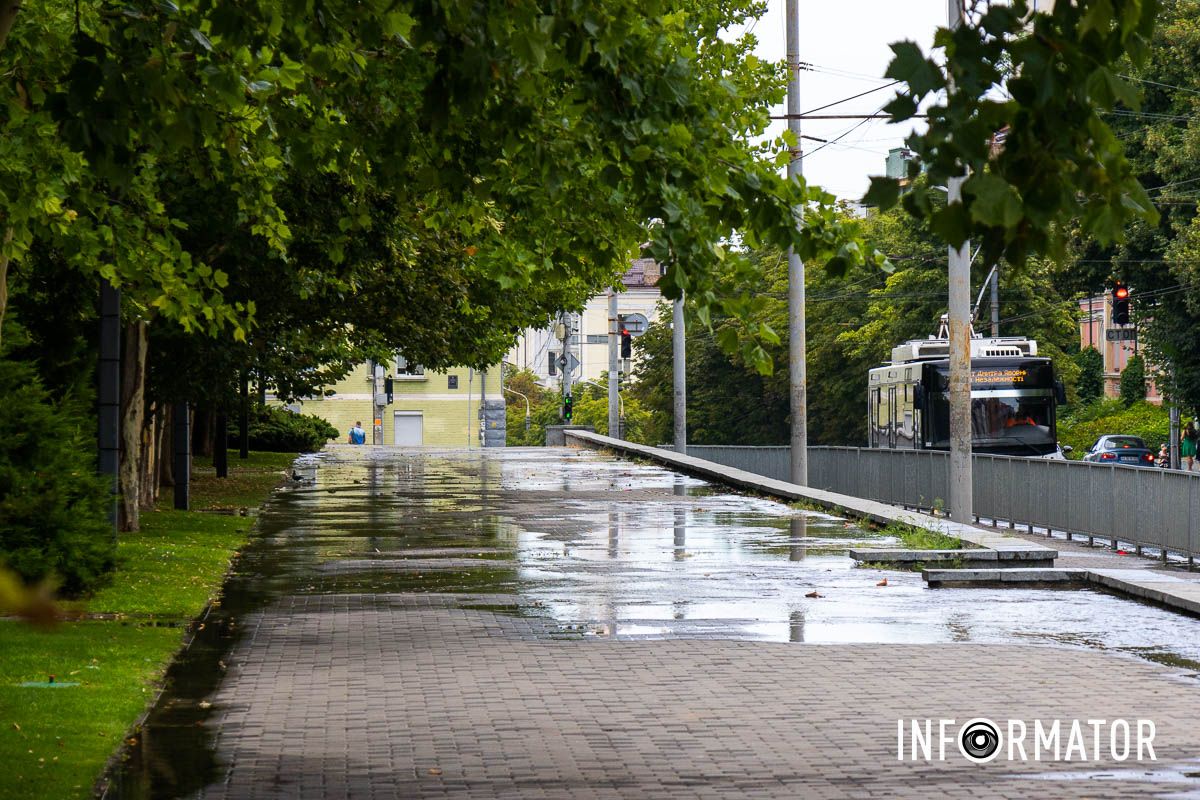У Дніпрі у Сквері Героїв із-під люка «бʼє» вода 5
