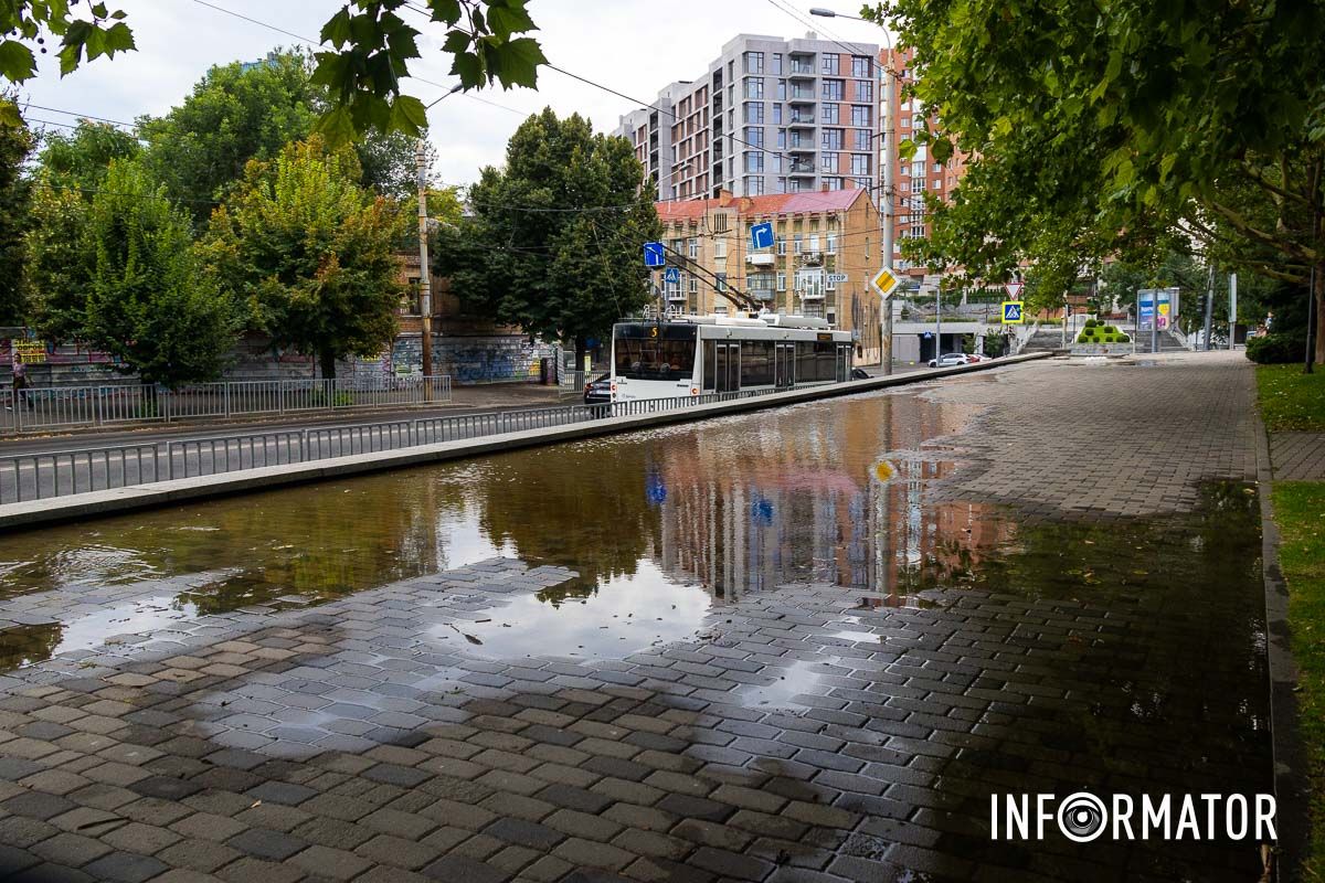 У Дніпрі у Сквері Героїв із-під люка «бʼє» вода 1