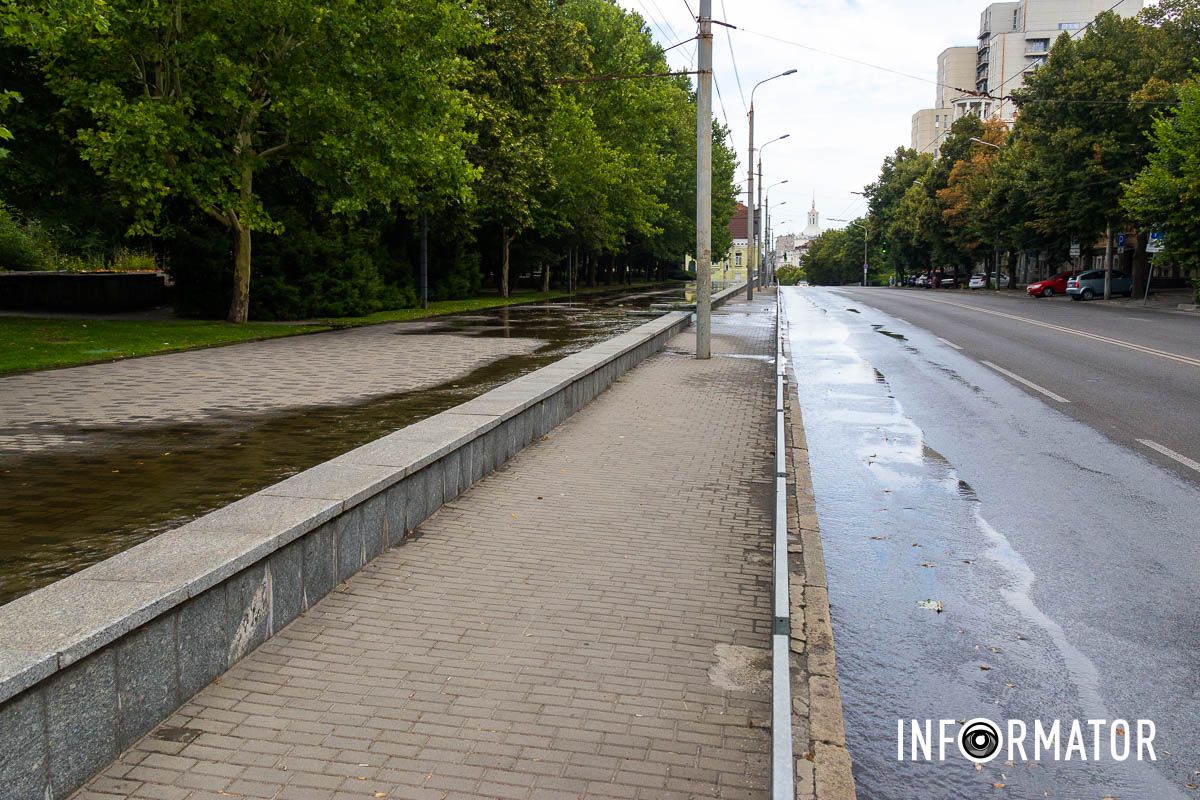 У Дніпрі у Сквері Героїв із-під люка «бʼє» вода 19