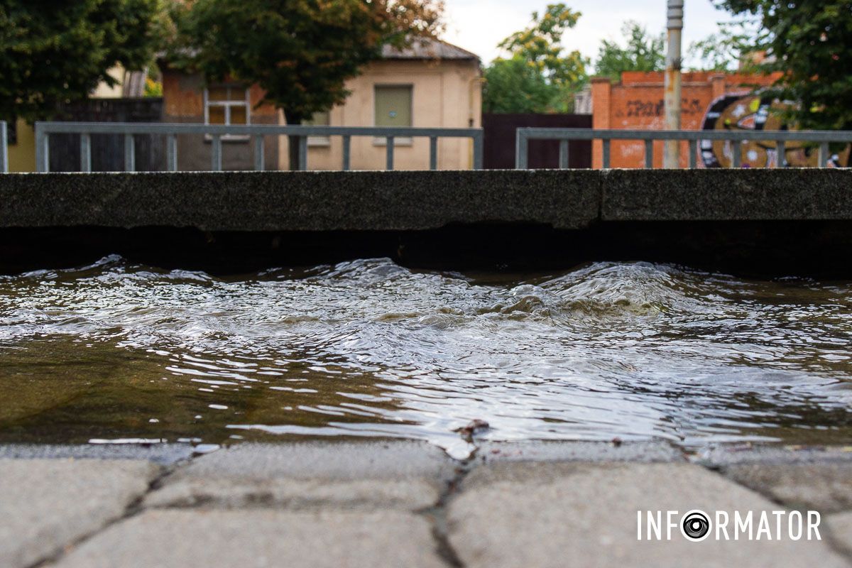 У Дніпрі у Сквері Героїв із-під люка «бʼє» вода 18