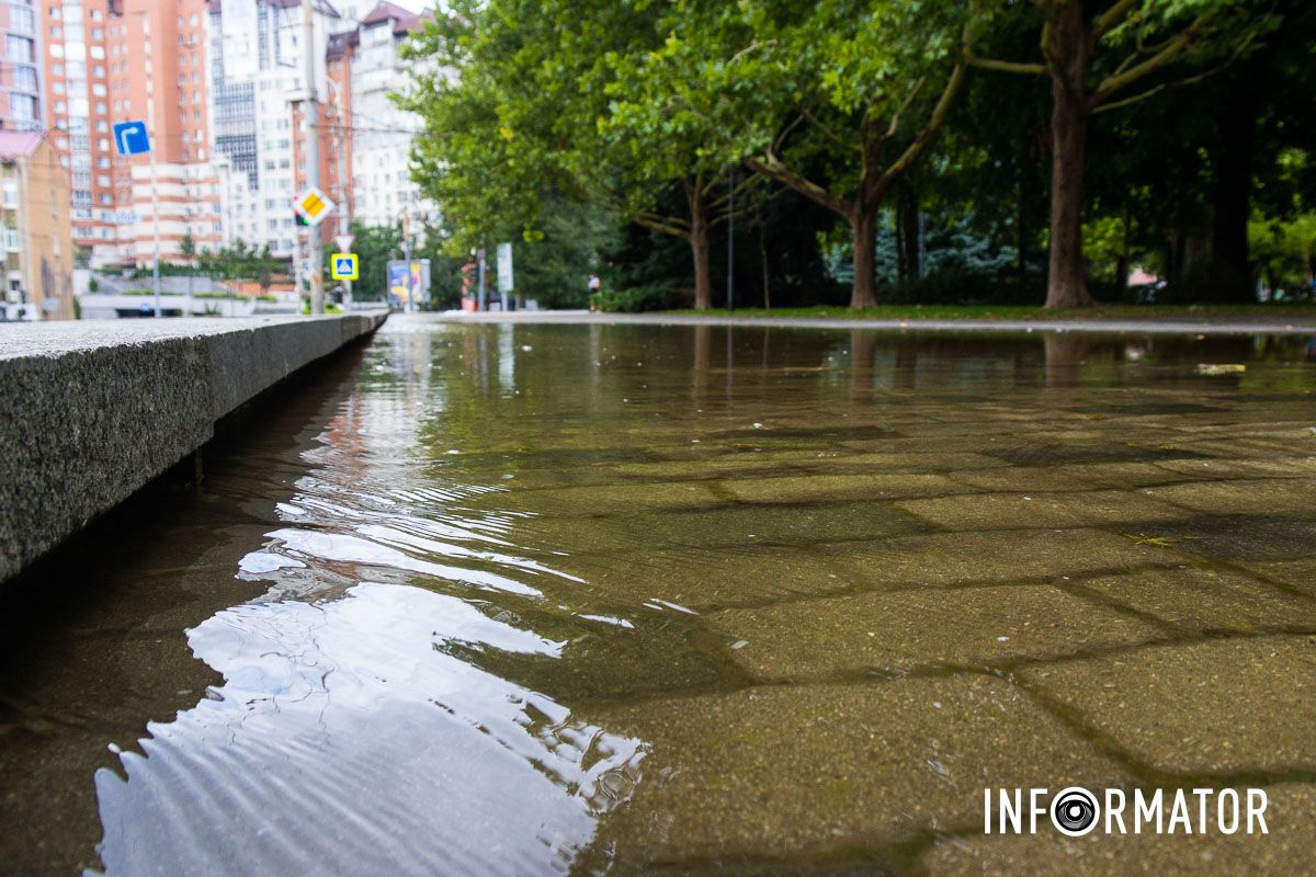 У Дніпрі у Сквері Героїв із-під люка «бʼє» вода 17