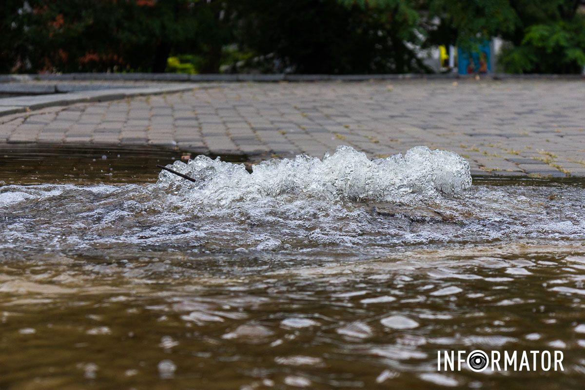 У Дніпрі у Сквері Героїв із-під люка «бʼє» вода 16