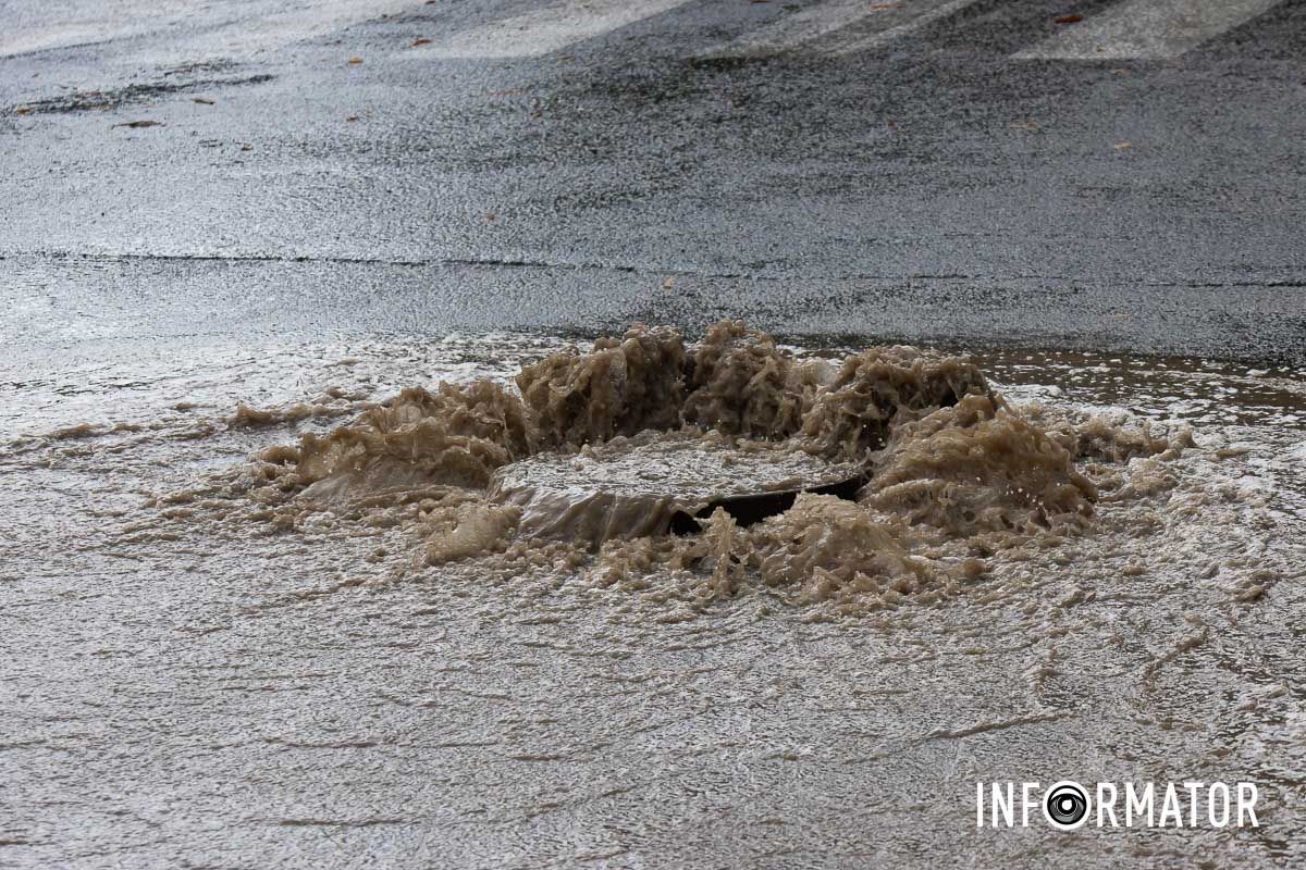 Вода "б'є" з люка