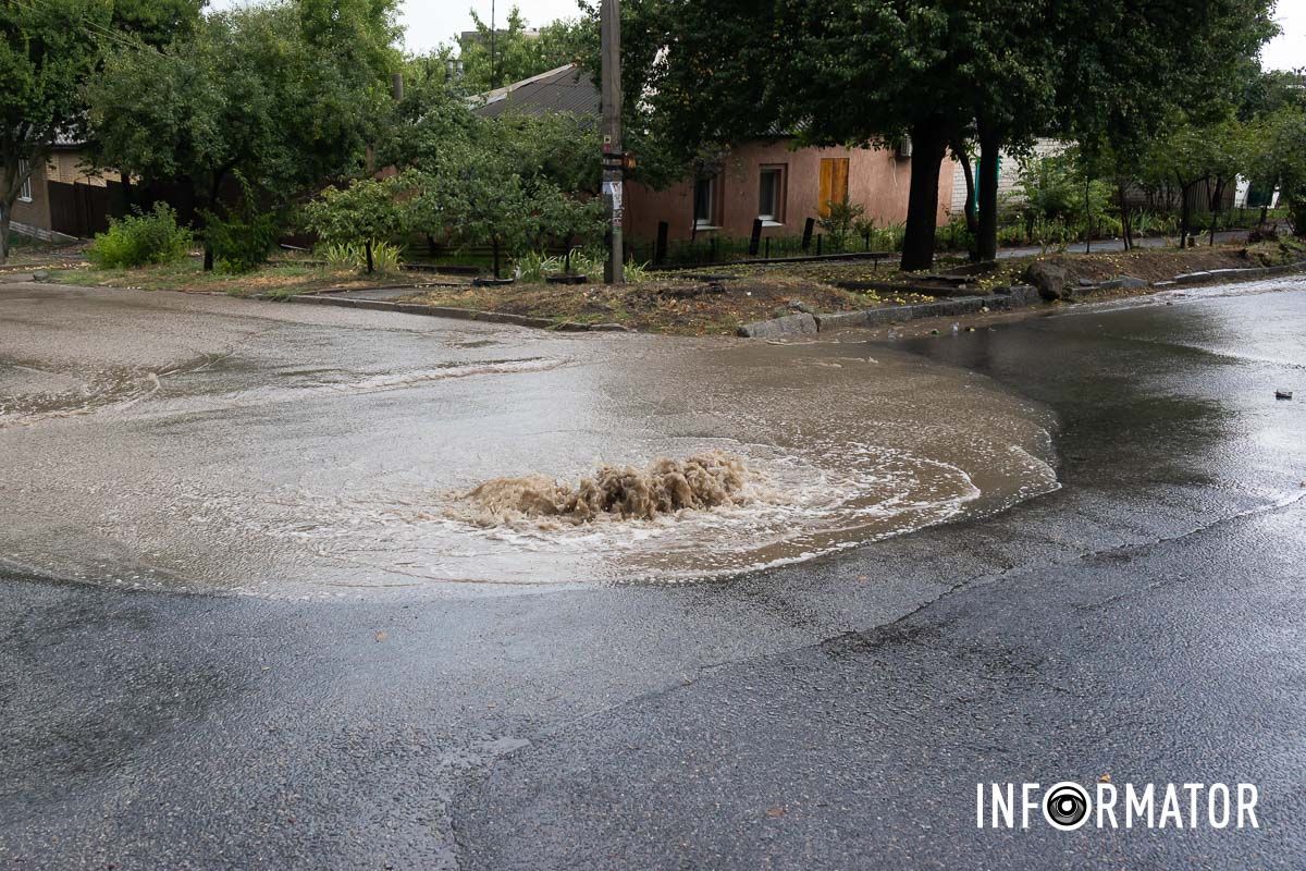 Також вниз по вулиці не витримав люк 