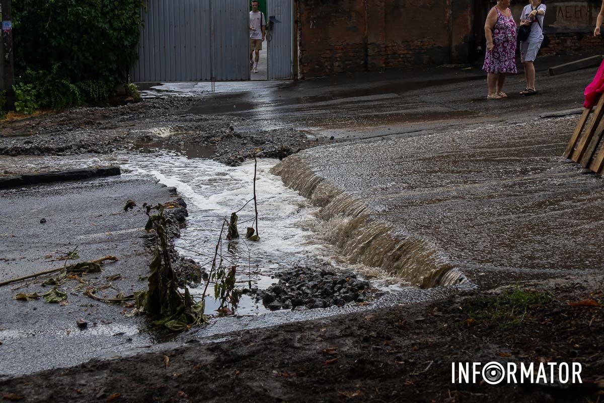 Вантажівка виїжджала з двору та провалилася під землю