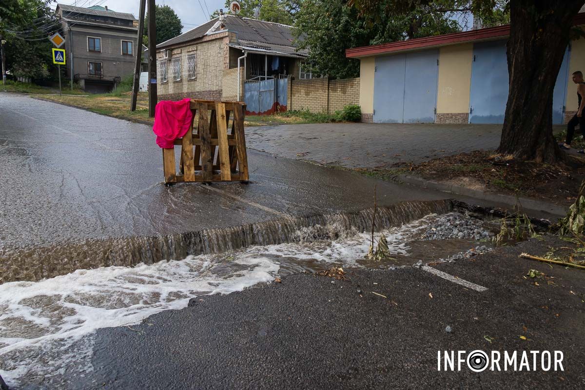  Також через сильний дощ вулицю затопило водою