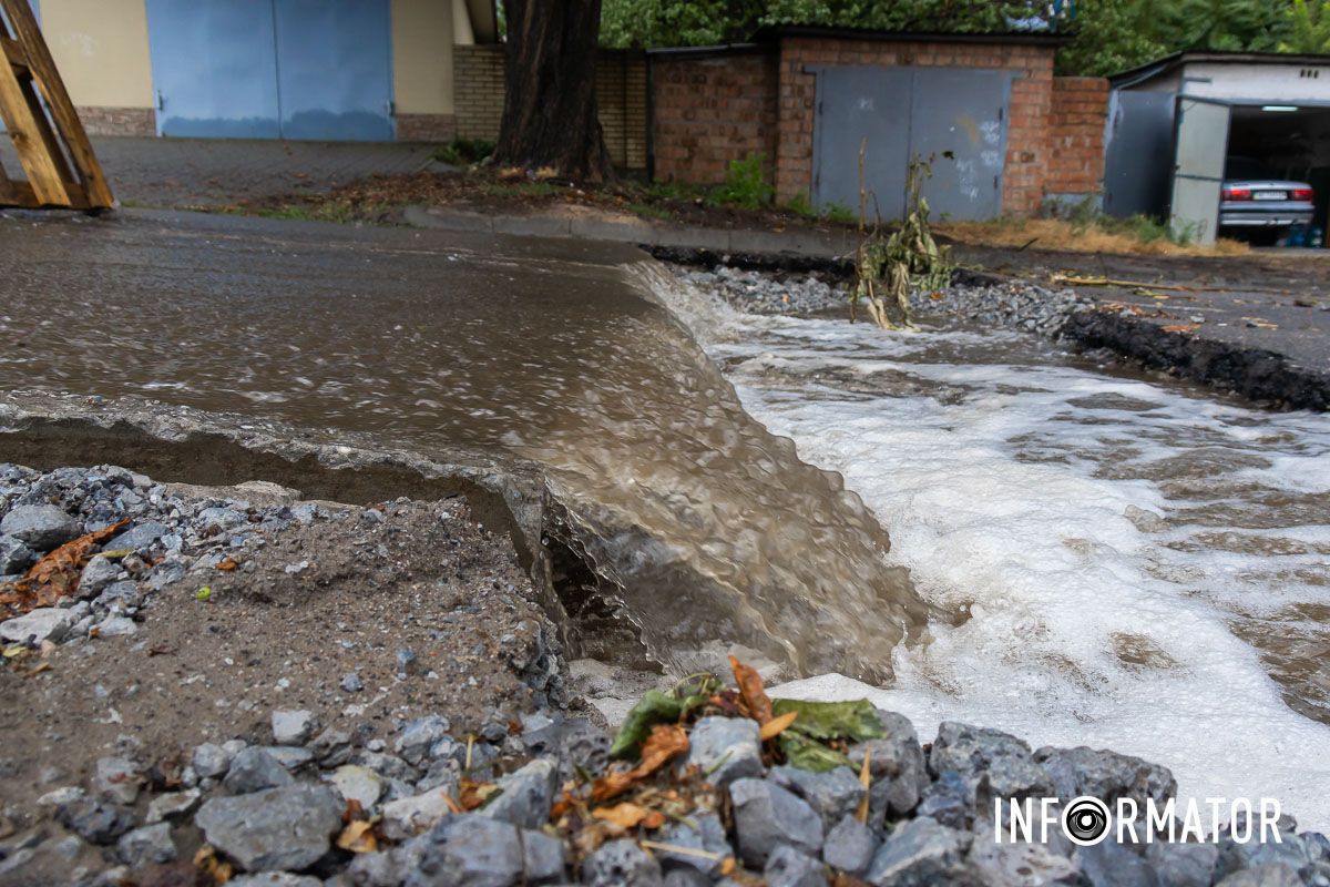 За словами місцевих жителів, тут ремонтували трубу