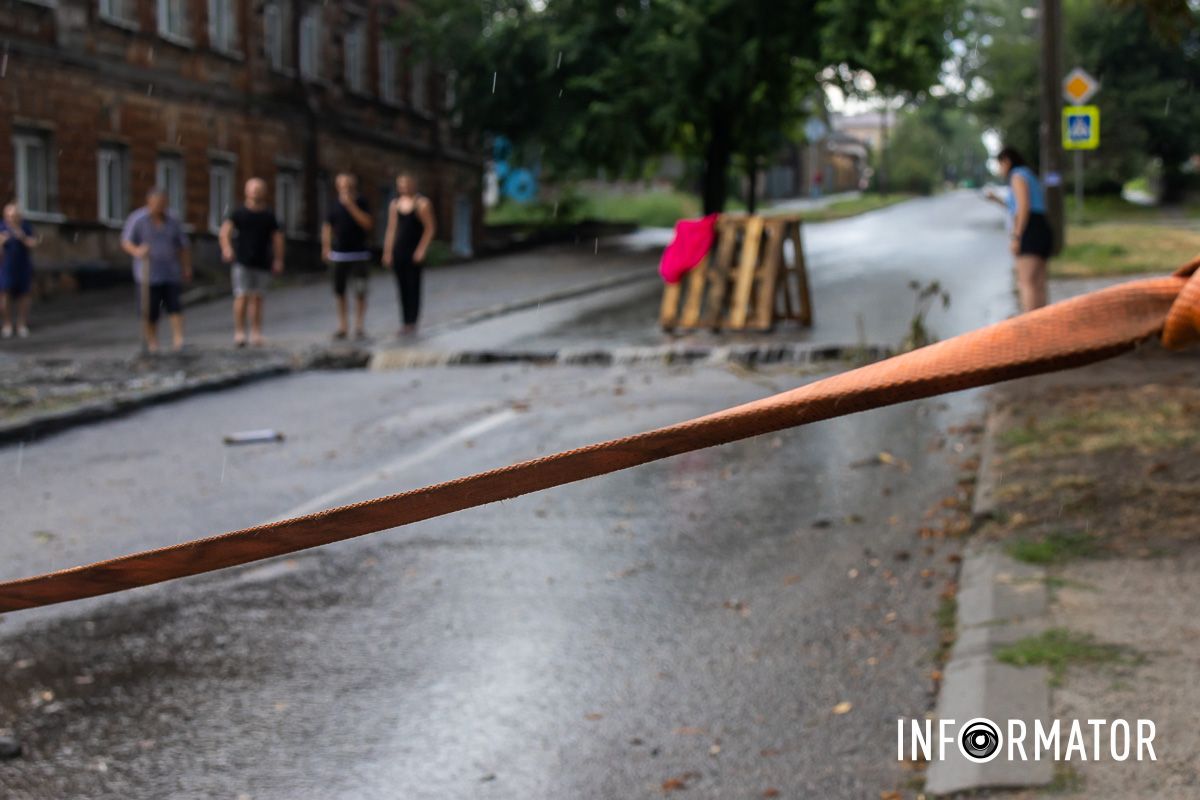 На вулиці Аудиторська вантажівка провалилася у яму