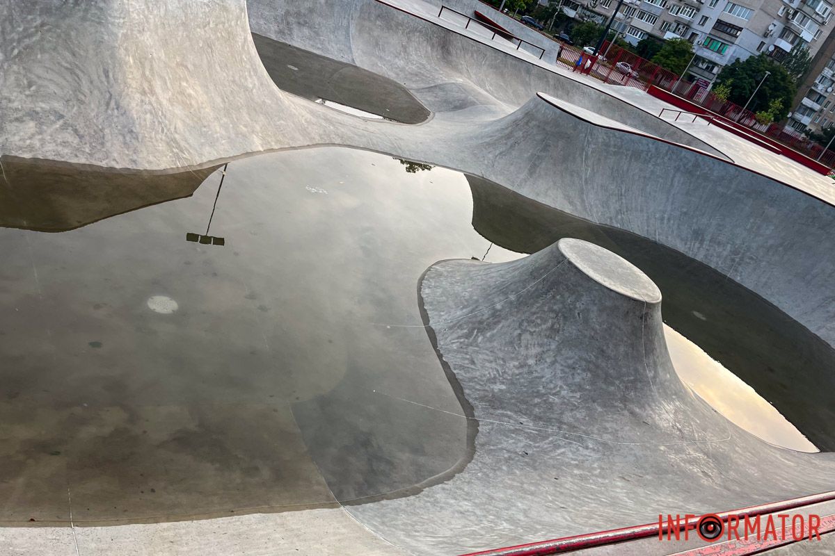 Он находится в сквере Усачева Он находится в сквере Усачева