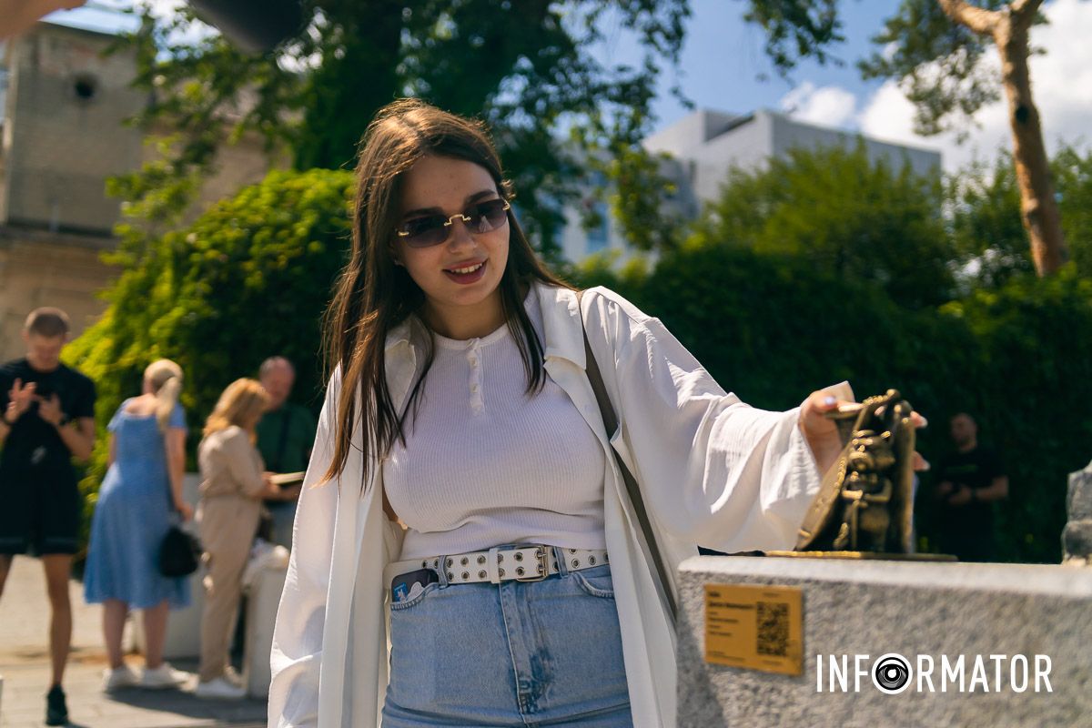 Люди фотографируются