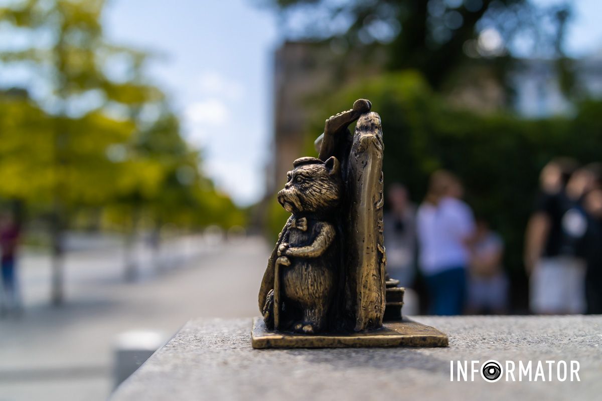 Предметы запорожской старины (сабли и трубки)