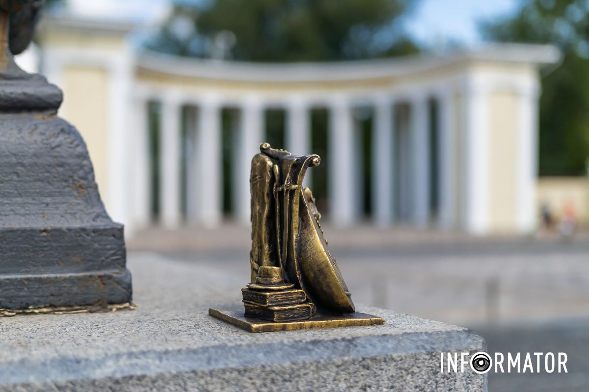 На скульптурке изображена каменная баба